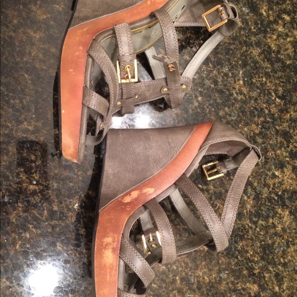 Elle Wedge - Picture 8 of 10